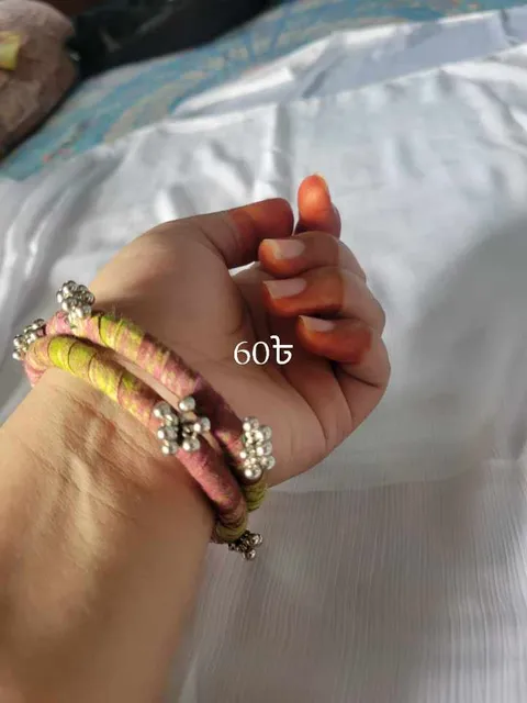 পিংক-গ্রিন সিল্ক থ্রেড চুড়ি — সিলভার বিড (জোড়া)